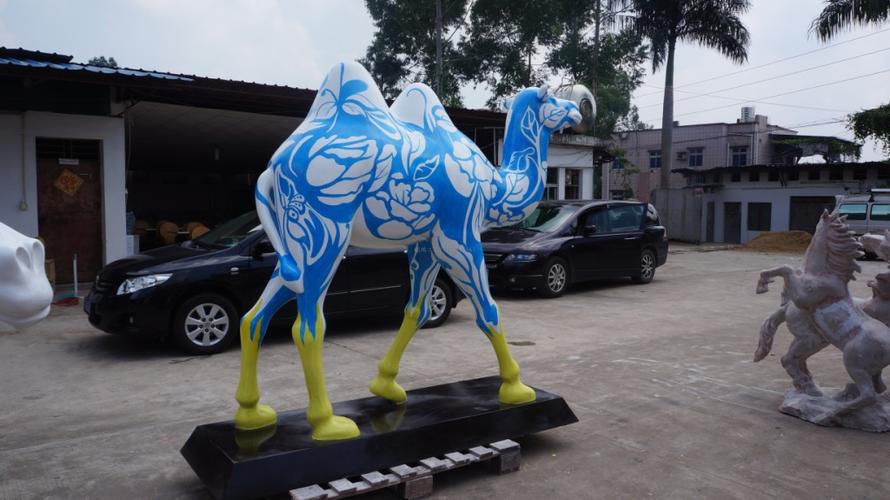 工厂直销定做 时尚美陈新品 玻璃钢彩绘骆驼动物雕塑商城美陈工艺
